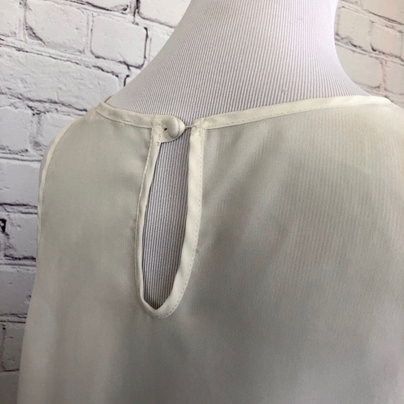 🌸 3/$15 Lush White Sleeveless Blouse - Picture 8 of 8